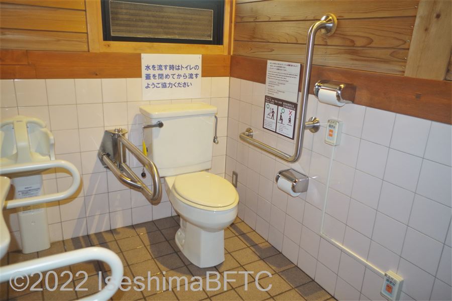 横山ビジターセンター車いす対応トイレ　便器に向かって右側にL型固定手すり、左側にU型可動手すり