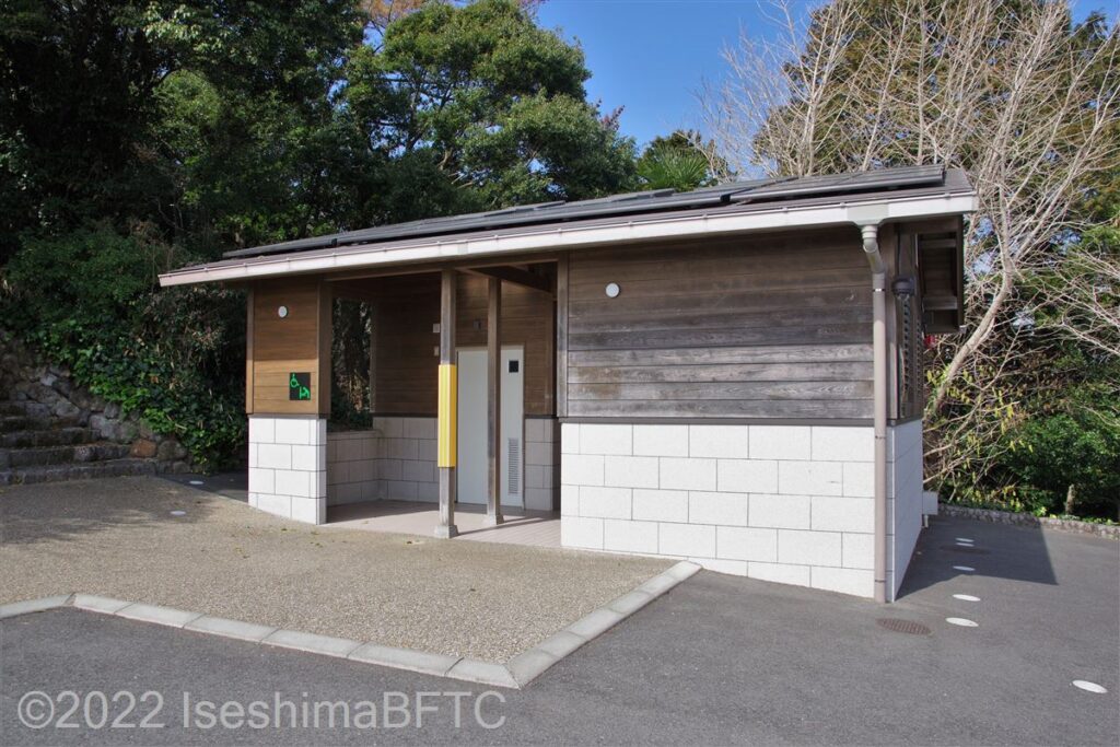横山展望台駐車場トイレ棟外観
