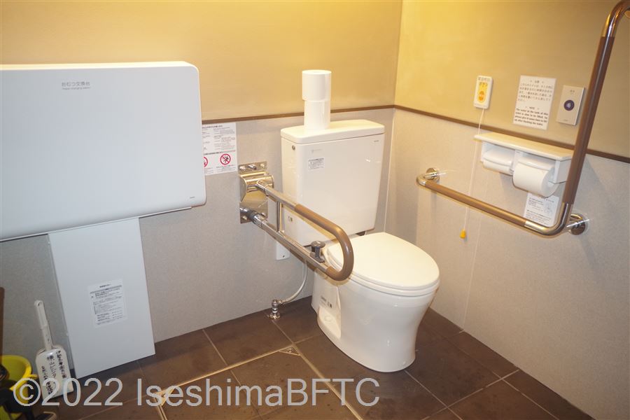 横山展望台　天空カフェテラス車いす対応トイレ便器まわり　便器に向かって右側にL型固定手すり、左側にU型可動手すり