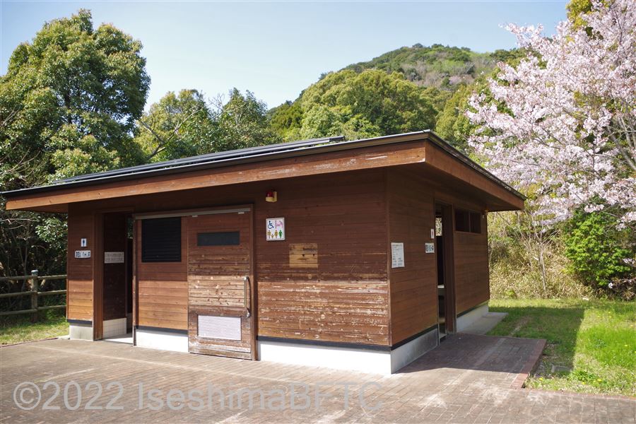 創造の森横山 芝生広場トイレ棟外観