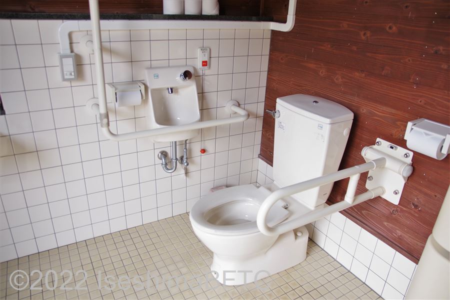 創造の森横山　芝生広場車いす対応トイレ便器まわり　便器に向かって右側にU型可動手すり、左側にL型固定手すり