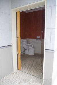 あのり　浦の浜公衆トイレ　女性用トイレ兼車いす対応トイレ入口