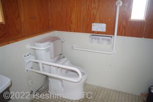 あのり　浦の浜公衆トイレ車いす対応トイレ便器まわり　便器に向かって右側にL型固定手すり、左側にU型可動手すり