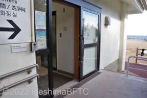 安乗岬園地休憩舎トイレ側入口　引戸を開けたところ