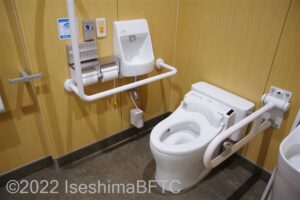 安乗岬園地休憩舎車いす対応トイレ便器まわり　便器に向かって右側にU型可動手すり、左側にL型固定手すり