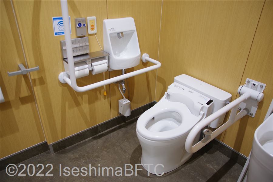 安乗岬園地休憩舎車いす対応トイレ便器まわり　便器に向かって右側にU型可動手すり、左側にL型固定手すり
