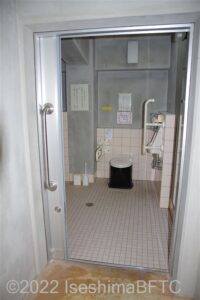 国府白浜園地休憩舎　車いす対応トイレ入口