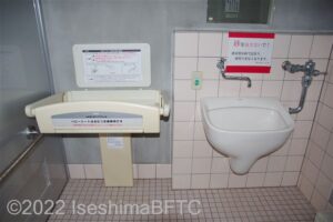 国府白浜園地休憩舎トイレ　ベビーシートと汚物流し