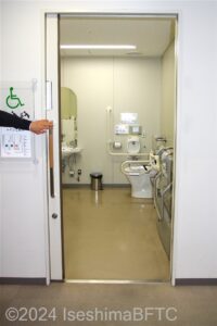 志摩市役所1階車いす対応トイレ入口