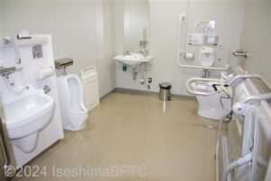 志摩市役所1階車いす対応トイレ内部全景