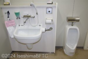 志摩市役所1階車いす対応トイレ　入って左側にあるオストメイトと、その右側にある子ども用小便器
