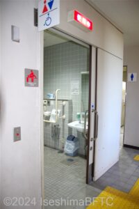 志摩庁舎1階車いす対応トイレ入口