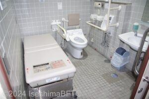 志摩庁舎1階車いす対応トイレ　入って正面にあるユニバーサルシートを開いたようす