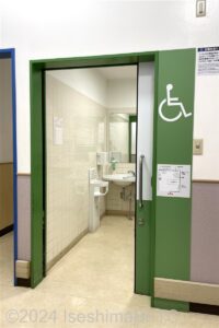 イオン阿児店1階車いす対応トイレ入口