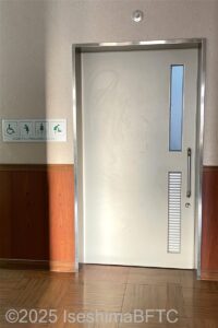 志摩市商工会館1階車いす対応トイレ入口外観