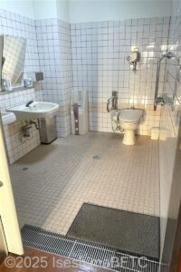 志摩市商工会館1階車いす対応トイレ　入口から室内を見たところ