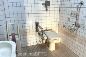 志摩市商工会館1階車いす対応トイレ　便器まわり