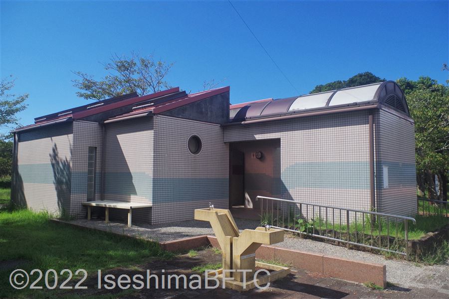 ともやま公園公衆トイレ外観