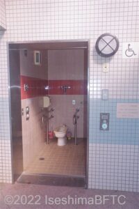 ともやま公園車いす対応トイレ入口