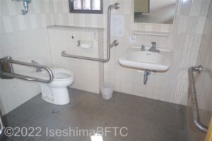 波切小公園車いす対応トイレ　入口からみて左奥に、よこ置きに便器。入口正面に洗面台