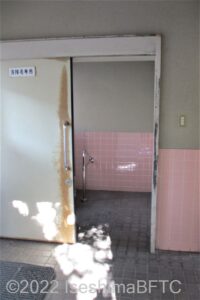 大王崎観光駐車場車いす対応トイレ入口