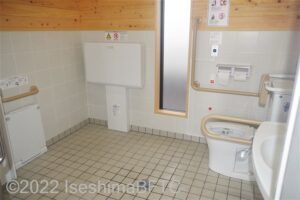 大王崎公園車いす対応トイレ内部　入口正面に、よこ置きに便器。入口の右手前に洗面台