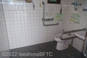 波切漁港トイレパーク車いす対応トイレ便器まわり　便器に向かって右側にU型固定手すり、左側にL型固定手すり