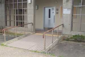波切漁港環境公園トイレ棟　入口スロープ