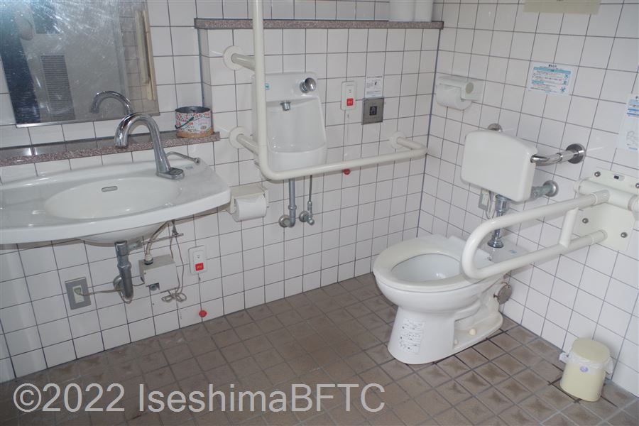 波切漁港環境公園車いす対応トイレ便器まわり　便器に向かって右側にU型可動手すり、左側にL型固定手すり