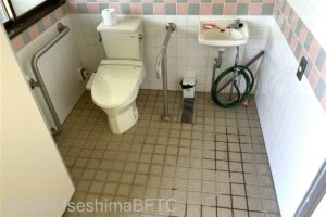 次郎六郎海水浴場車いす対応トイレ　入口からみて左奥に、たて置きに便器。入口からみて右奥に洗面台