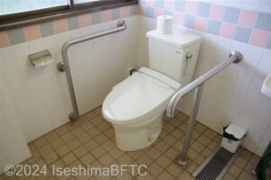 次郎六郎海水浴場車いす対応トイレ　便器まわり