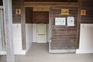 御座漁港車いす対応トイレ入口
