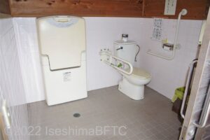御座漁港車いす対応トイレ内部　入口からみて右奥に、たて置きに便器。入口からみて右手前に洗面台