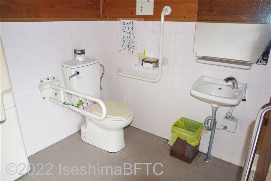 御座漁港車いす対応トイレ便器回り　便器に向かって右側にL型固定手すり、左側にU型可動手すり