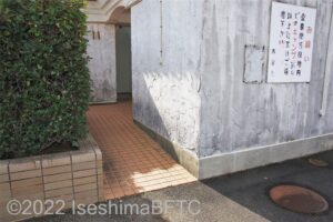 あづり浜公衆トイレ　トイレへのスロープ