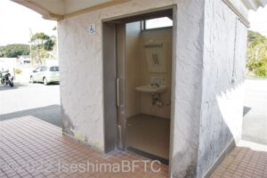 あづり浜車いす対応トイレ入口