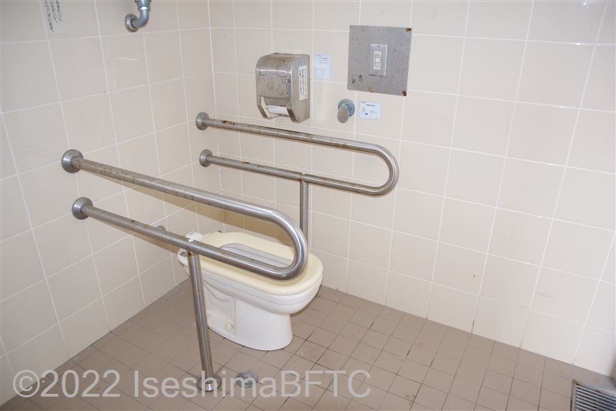 あづり浜車いす対応トイレ便器回り　便器はバリアフリー型　便器左右にU型固定手すり