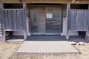 和具　広の浜公衆トイレ　トイレ棟入口の段差