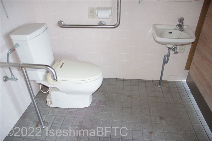 和具　広の浜車いす対応トイレ便器回り　便器に向かって右側にL型固定手すり、左側にJ型固定手すり