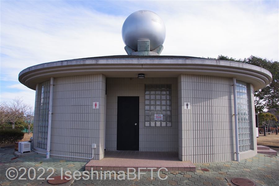 志摩総合スポーツ公園多目的広場トイレ棟外観