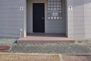 志摩総合スポーツ公園多目的広場トイレ棟　グラウンド側入口