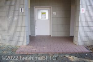 志摩総合スポーツ公園多目的広場トイレ棟　道路側入口