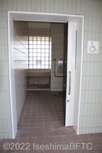 志摩総合スポーツ公園多目的広場　車いす対応トイレ入口