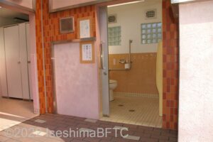 浜島ふるさと公園公衆トイレ　車いす対応トイレ入口