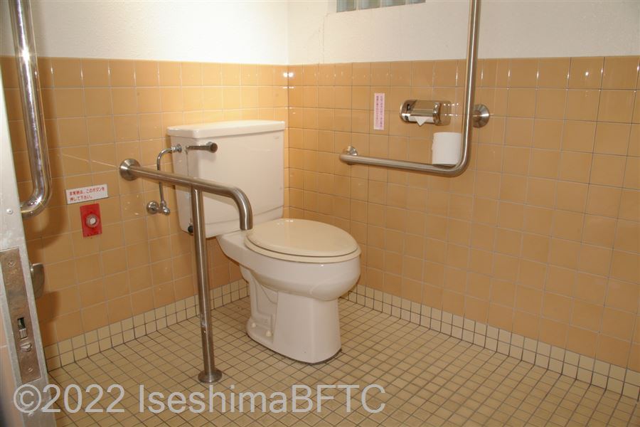 浜島ふるさと公園車いす対応トイレ便器回り　便器に向かって右側にL型固定手すり、左側にJ型固定手すり