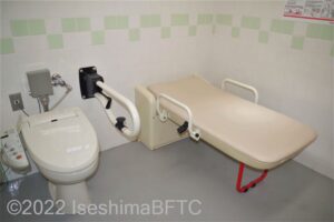 海ほおずき車いす対応トイレ　ユニバーサルシートと便器
