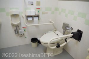 海ほおずき車いす対応トイレ　便器に向かって右側にU型可動手すり、左側にL型固定手すり