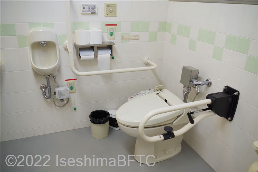 海ほおずき車いす対応トイレ　便器に向かって右側にU型可動手すり、左側にL型固定手すり