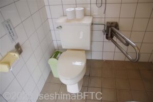 黒崎小公園車いす対応トイレ　便器まわり