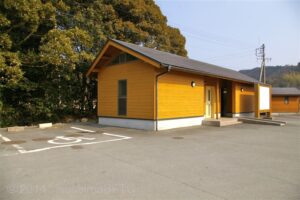 トイレ棟外観と、横の障害者専用駐車場